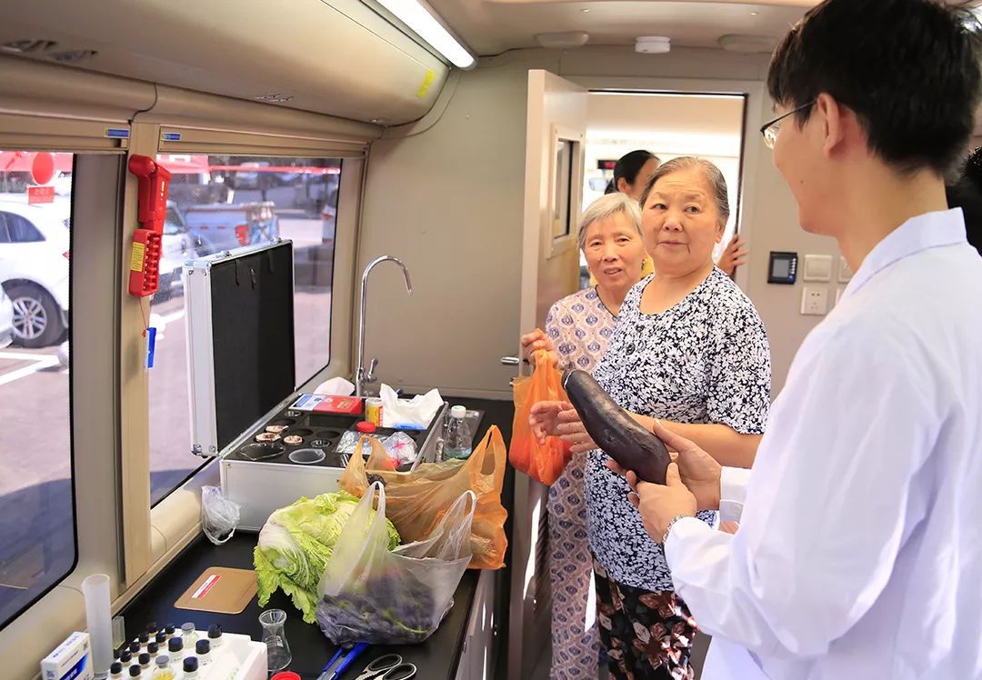 流動(dòng)檢測(cè)車讓市民點(diǎn)贊的食品安全車